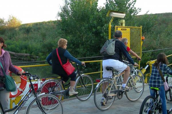 Gruppo di ciclisti sul traghetto che attraversa il fiume Reno