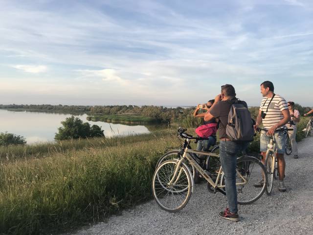 Participanti alla pedalata dei Fenicotteri fotografano le Valli