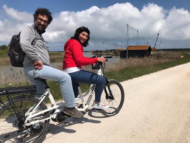 Due visitatori su un tandem elettrico nelle Valli